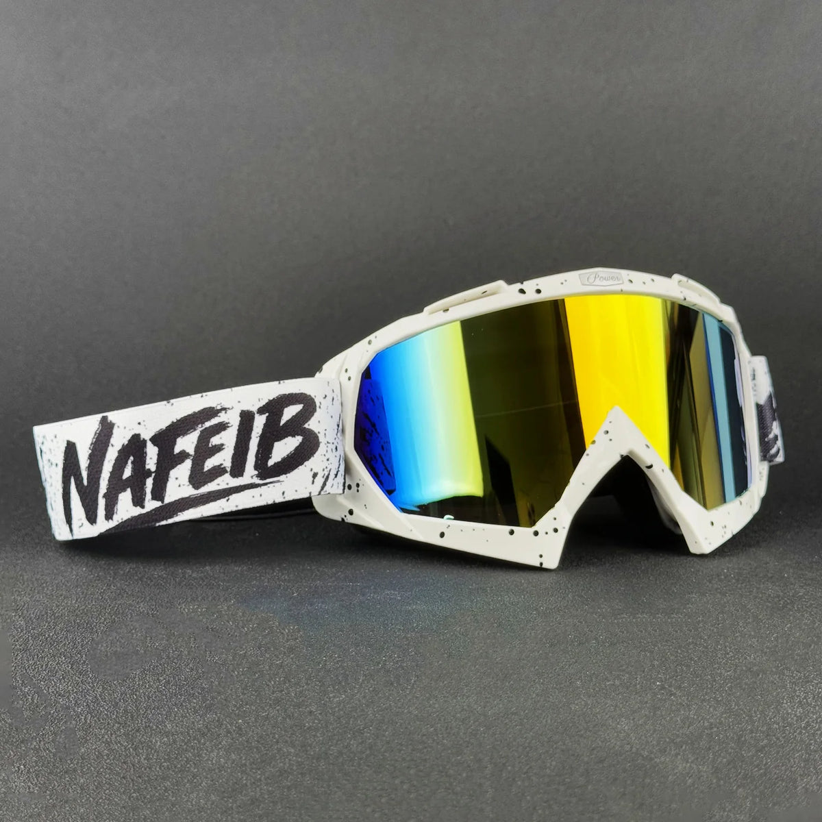 Weißes Motorrad und Geländehörner mit schwarzem Textriemen, der die Buchstaben NAFEIB trägt