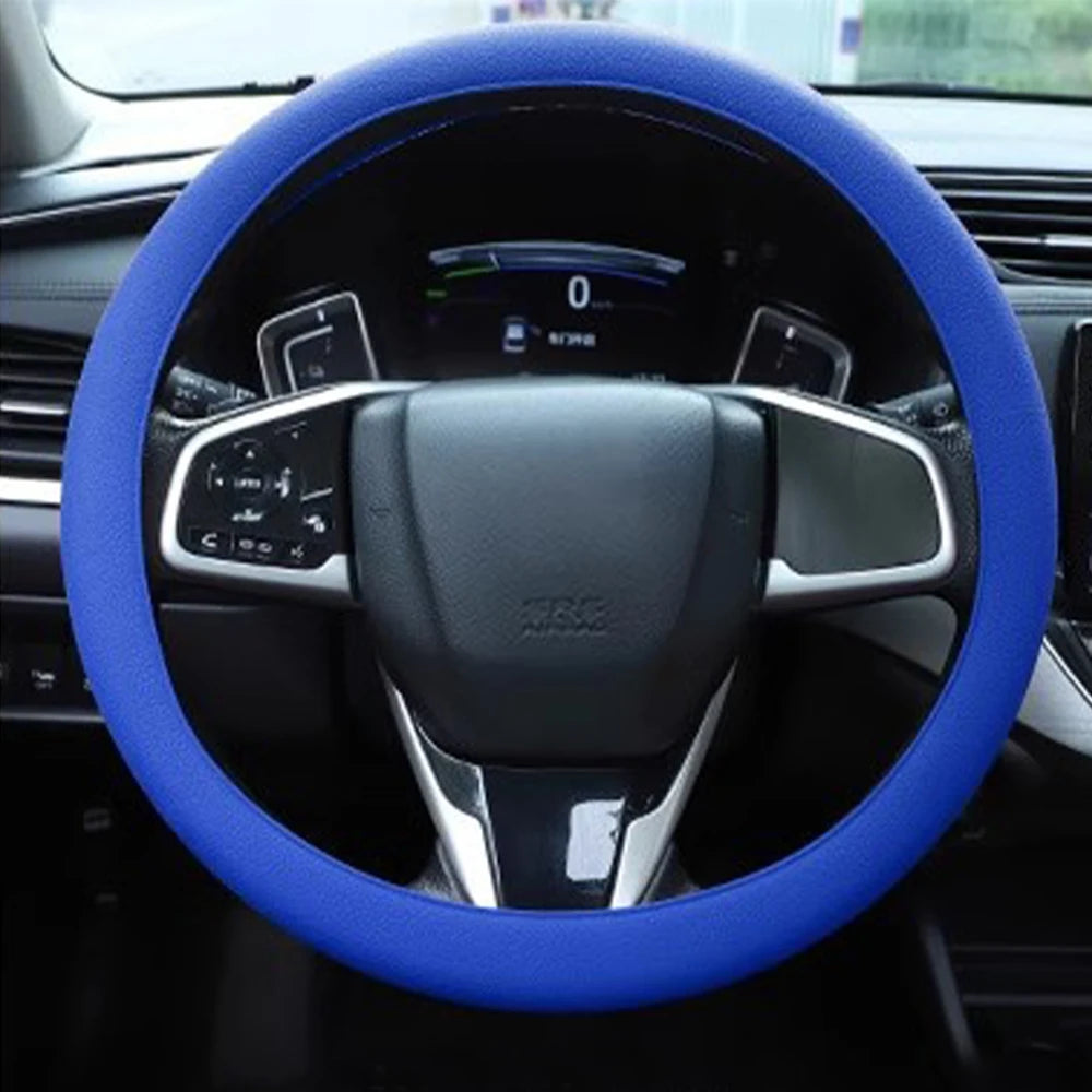 Nahaufnahme einer blauen Silikon-Lenkradschutzabdeckung für das Lenkrad eines Autos.