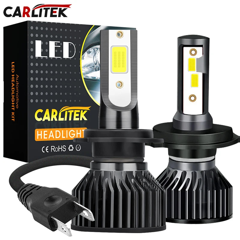 Une boîte et deux kits de phares automobiles LED montrant les ampoules et le matériel de montage.