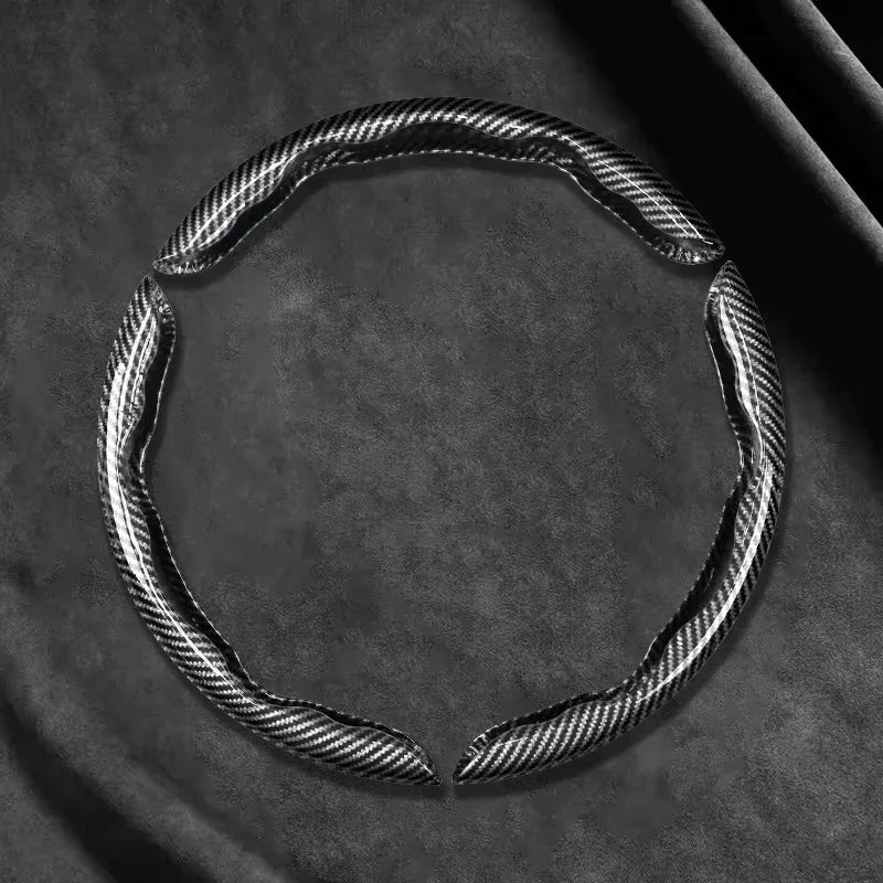 Nahaufnahme einer Premium-Laser-Carbonfaser-Lenkradabdeckung mit strukturiertem, gewebtem Muster.
