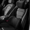 Nahaufnahme eines schwarzen ergonomischen Memory-Schaum-Autositzepolsters mit strukturiertem Bezug und Branding.