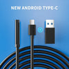 Ein schwarzes Android Type-C-Kabel und -Stecker vor blauem Hintergrund.