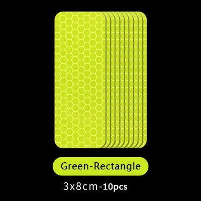 Une pile d'autocollants réfléchissants rectangulaires vert lime vif pour la sécurité des portes.