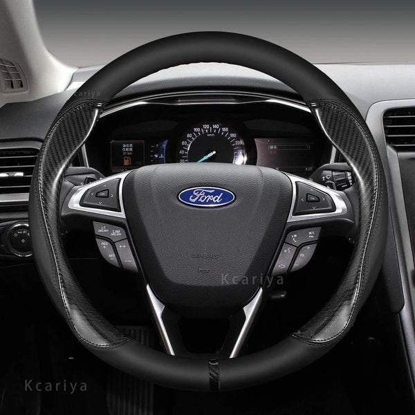 Vista cercana de un volante negro con una cubierta personalizada de fibra de carbono dentro de un coche.