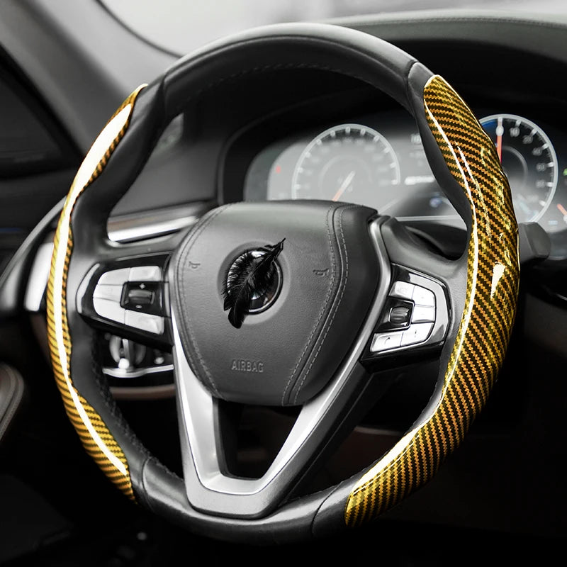 Gros plan d'un volant noir avec une protection en fibre de carbone jaune et noir installée.