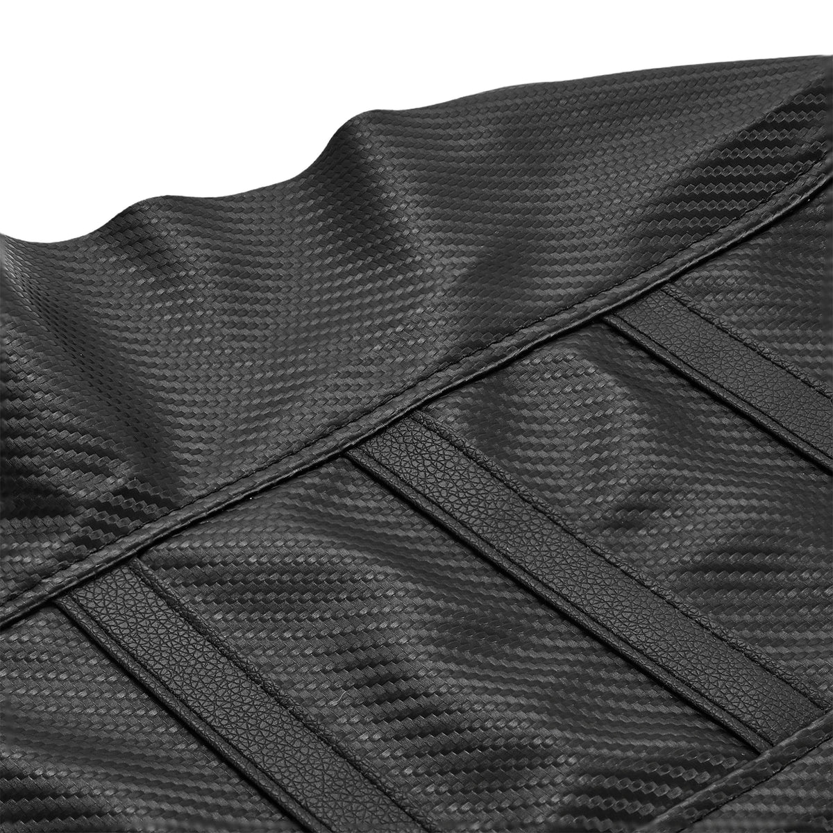 Gros plan d'une housse de selle durable noire pour e-bike avec tissu texturé et coutures.