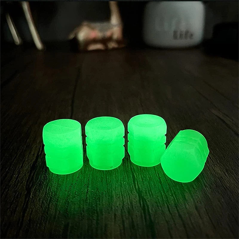 Une rangée de bouchons de valves verts brillants et lumineux posés sur une surface en bois sombre.
