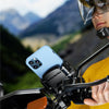 Une personne portant une veste et un casque jaunes utilise un support de téléphone noir pour fixer un smartphone à une moto.