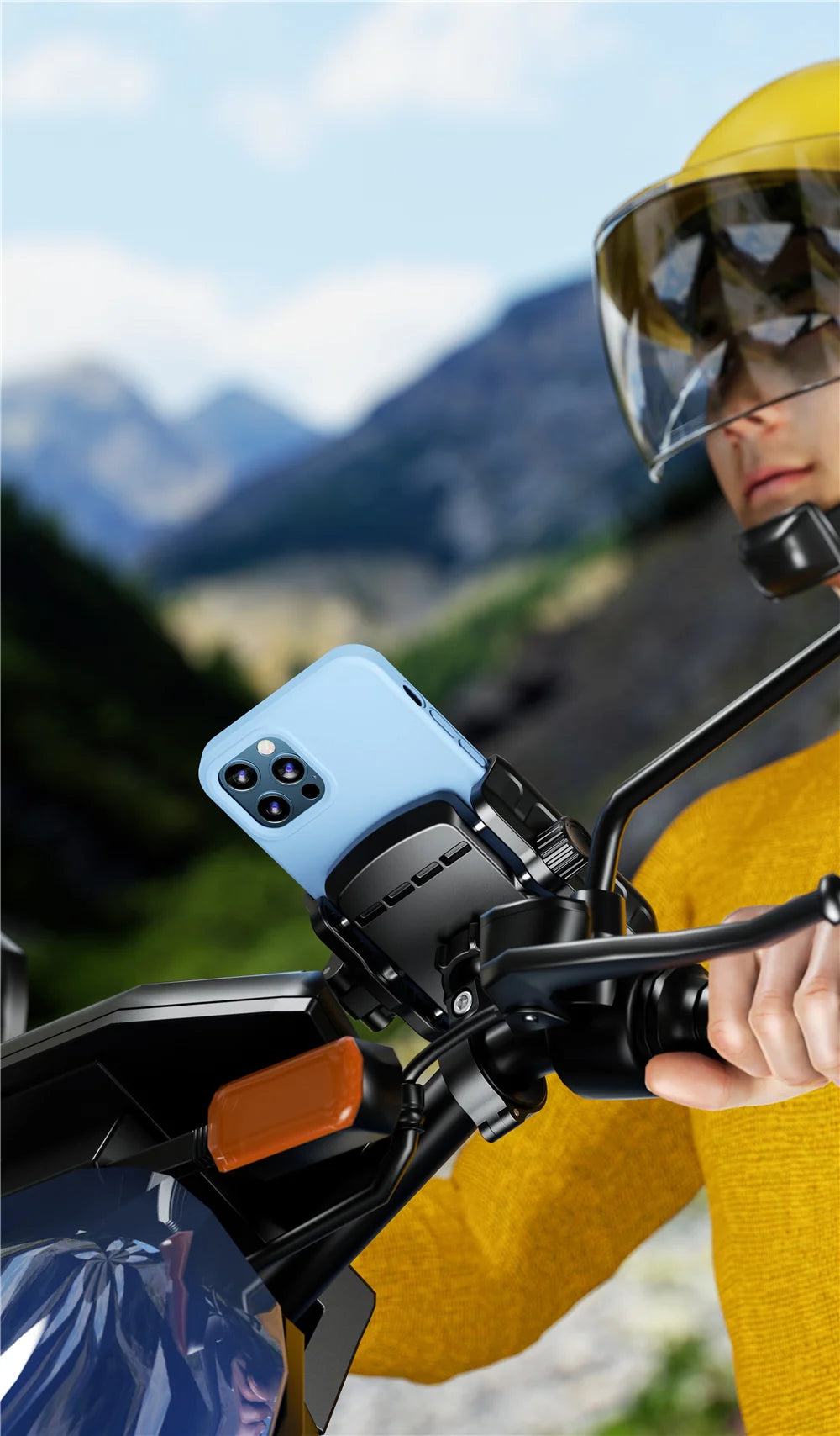 Une personne portant une veste et un casque jaunes utilise un support de téléphone noir pour fixer un smartphone à une moto.