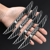 Una mano sostiene varias pegatinas protectoras para manijas de puertas de fibra de carbono negra y gris.