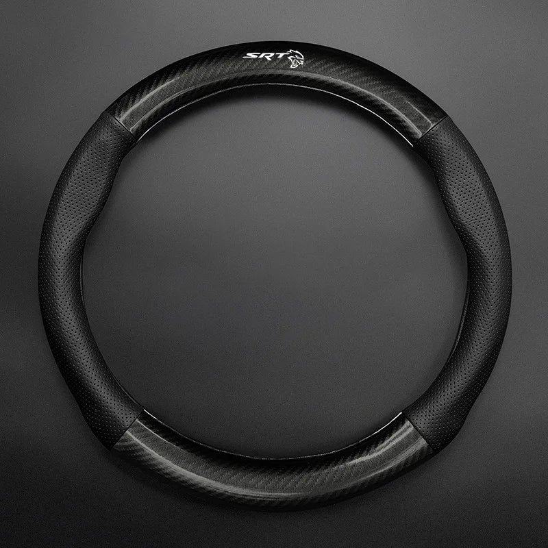 Couvre-volant en cuir noir avec logo SRT sur fond sombre.