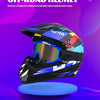 Un casque de moto tout-terrain noir, bleu et jaune, exposé sur un support rond.