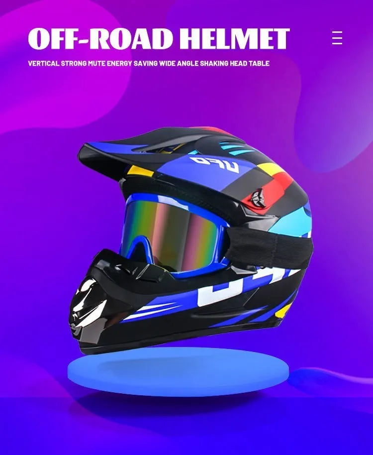 Un casque de moto tout-terrain noir, bleu et jaune, exposé sur un support rond.