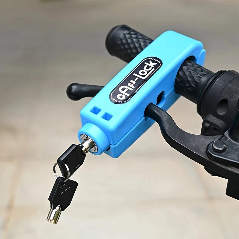 Candado de freno azul antirrobo unido al manillar de una bicicleta, mostrando su mecanismo.