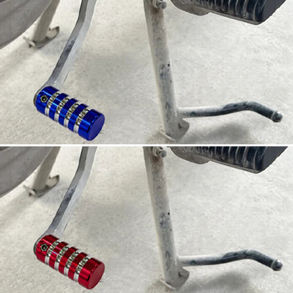 Nahaufnahme eines Motorradschalters, Fußpedal, in blauer und roter Version.