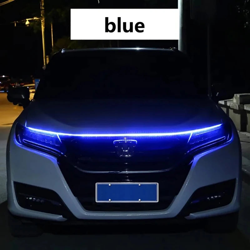 Primer plano del capó de un coche con luces diurnas LED azules.