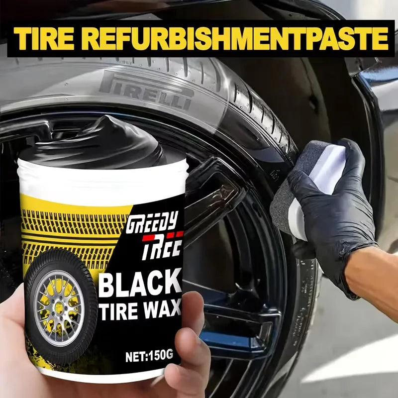 Eine Hand hält einen Behälter mit Greedy Tree Black Reifenwachs neben einem zu sanierenden Reifen.