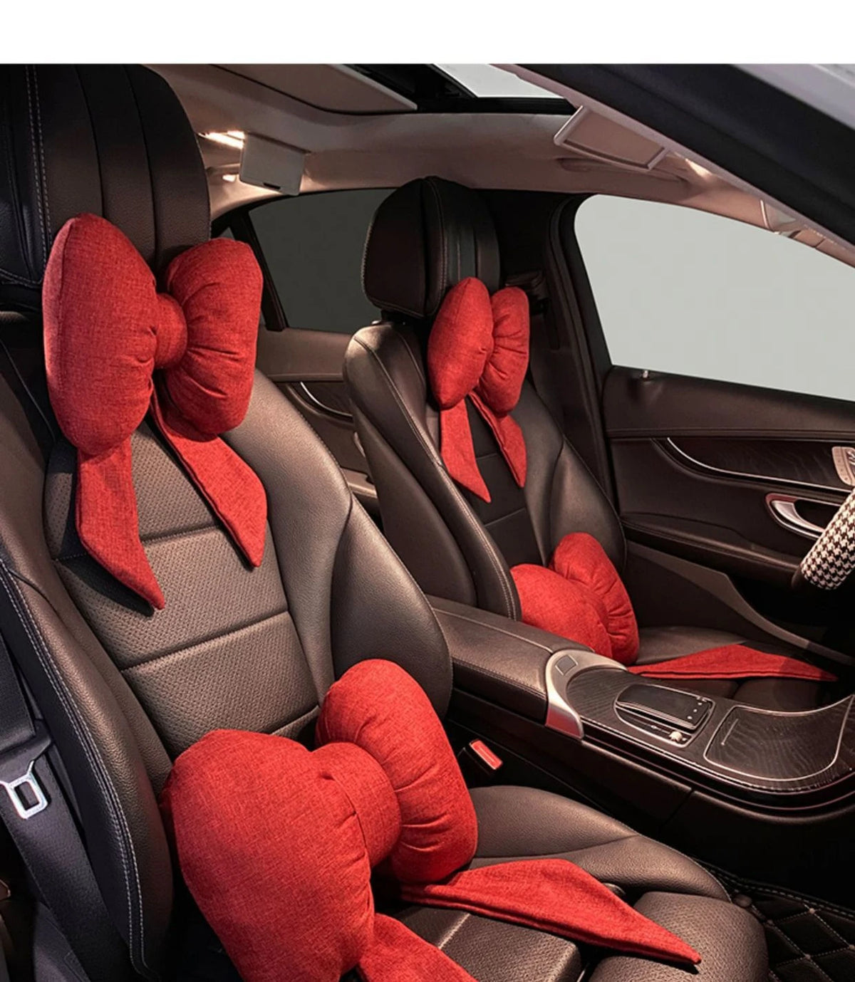 Coussins d'accents en papillon rouge placés sur les dossiers de sièges d'une voiture noire.