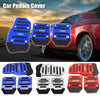 Un juego de cubiertas universales para pedales de coche en varios colores, incluyendo azul, negro y rojo, junto a un coche de
