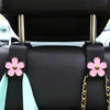 Support d'appui-tête de siège de voiture noir avec accents de fleurs roses et sangle bleu clair pour l'organisation