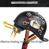 Schwarzer Vintage-Motorradhelm mit verdeckter Linse und braunem, verstellbare Riemen.