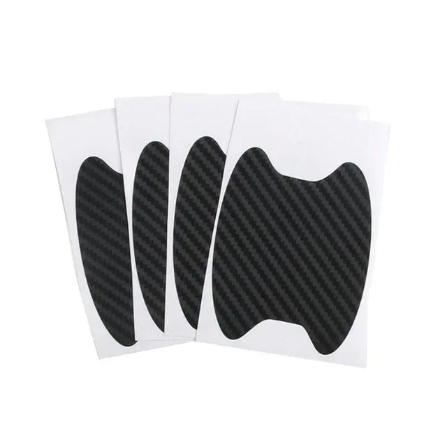 Un juego de cinco películas protectoras para manijas de puertas de coche de fibra de carbono negras sobre fondo blanco.