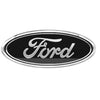Emblème ovale argenté avec le mot Ford en police cursive sur fond noir