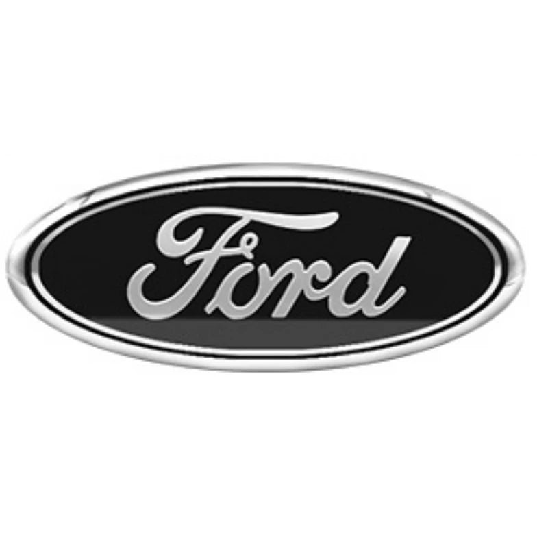 Emblème ovale argenté avec le mot Ford en police cursive sur fond noir