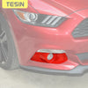 Parachoques delantero de fibra de carbono con luces antiniebla para un Ford Mustang rosa.