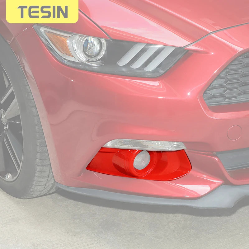 Parachoques delantero de fibra de carbono con luces antiniebla para un Ford Mustang rosa.