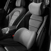 Nahaufnahme eines schwarzen ergonomischen Auto-Kopfstützen- und Lendenstützkissen in einem Fahrzeugsitz.