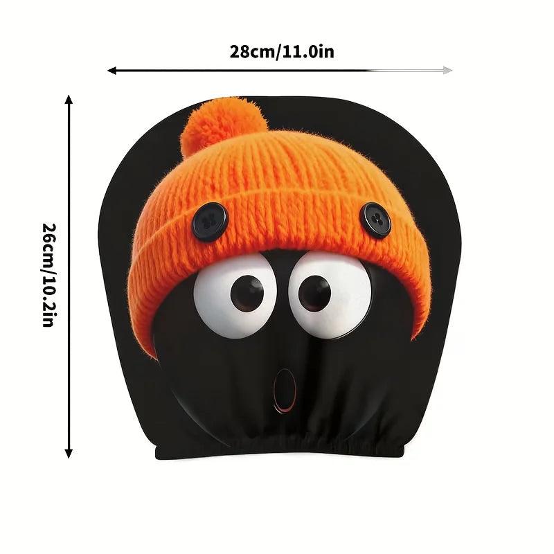 Housse de tête de chat tricotée orange avec de grands yeux et fond noir.