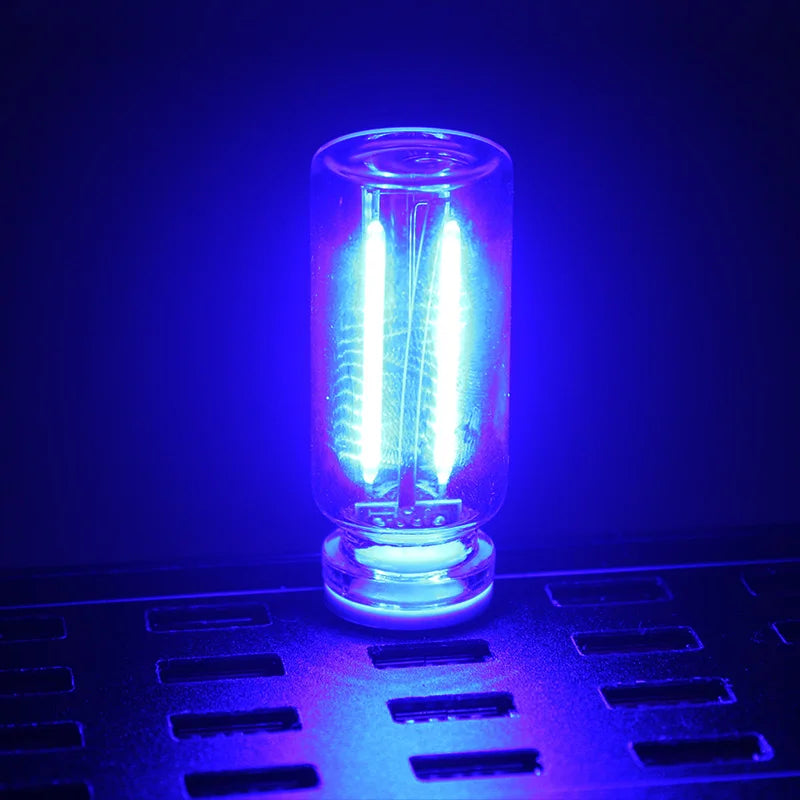 Ein leuchtend blaues USB-Auto-Nachtlicht wird auf einer dunklen Oberfläche beleuchtet.