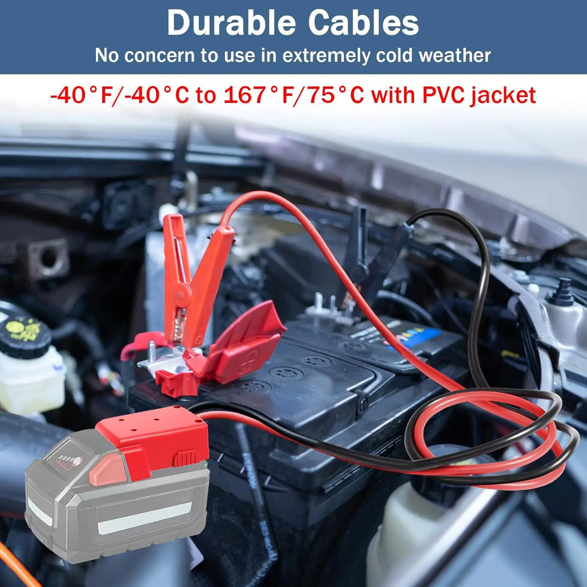 Un câble de démarrage robuste rouge et noir est connecté à un appareil dans le compartiment moteur d'une voiture.