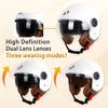 Weißer Motorradhelm mit Doppel-Linsen-Funktion und brauner Polsterung in verschiedenen Tragepositionen.