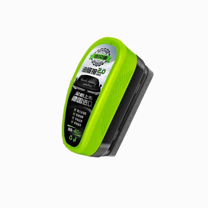 Une brosse vert lime vif avec un manche noir et emballage pour un dégraissant de film huile pour vitrage automobile.