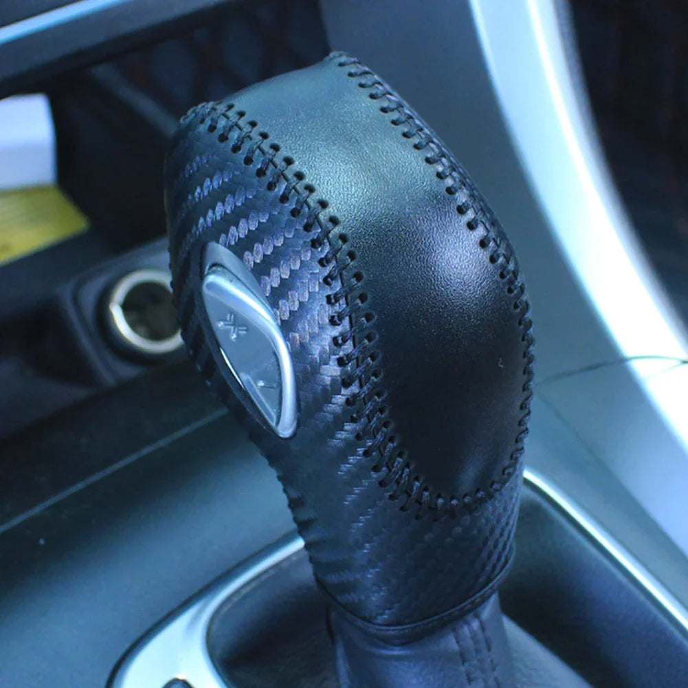 Nahaufnahme einer schwarzen PU-Leder-Carbonfaser-Schaltknaufabdeckung für ein Ford-Fahrzeug.