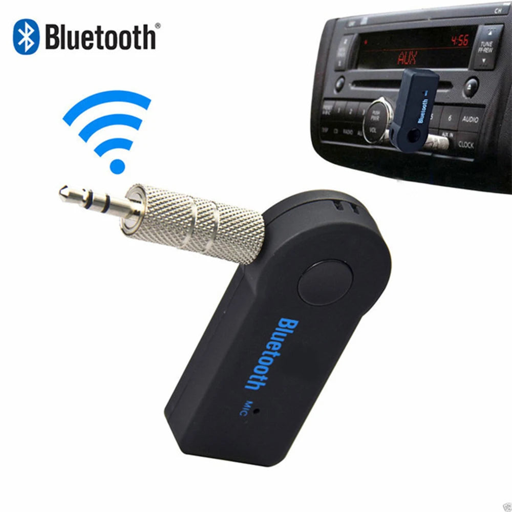 Adaptateur microphone Bluetooth noir avec connecteur, montré à côté d'une unité de radio automobile.