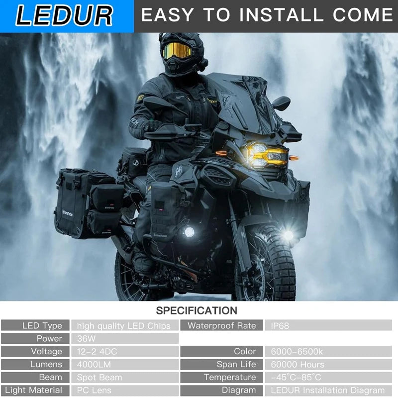 Une moto noire avec des phares antibrouillard LED auxiliaires, dans un arrière-plan brumeux.