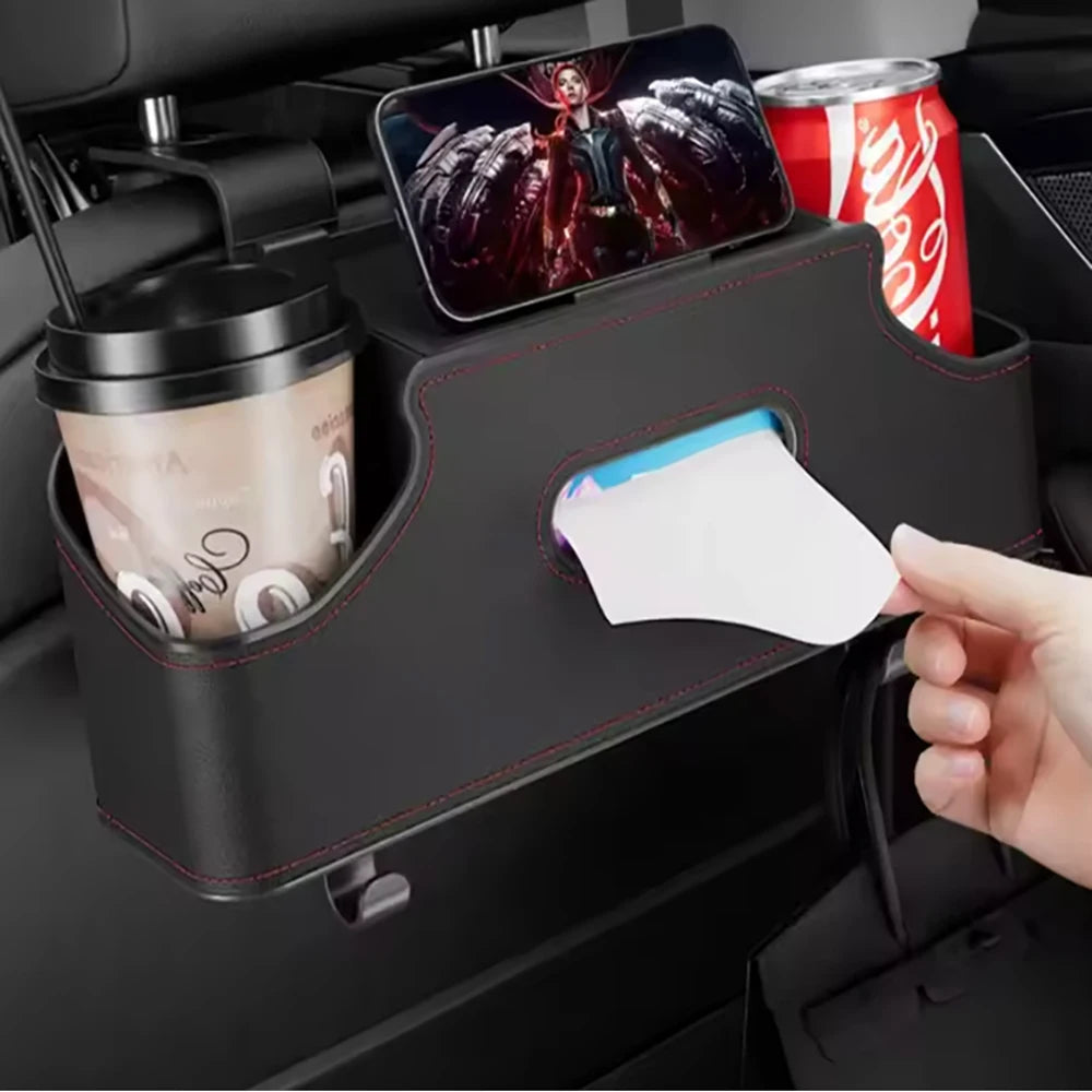 Un organisateur de siège de voiture noir tenant un smartphone, une canette et une carte blanche.