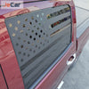 Nahaufnahme des Heckfenster-Ziercovers eines roten Lkw mit Gold- und schwarzen Sternenmuster.