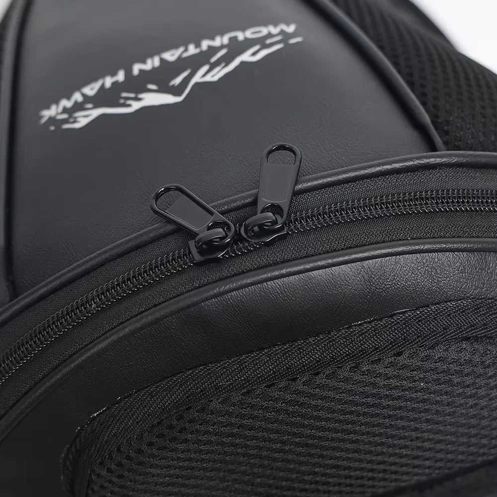 Bolsa trasera de motocicleta negra y resistente con compartimento con cremallera y marca en la parte superior