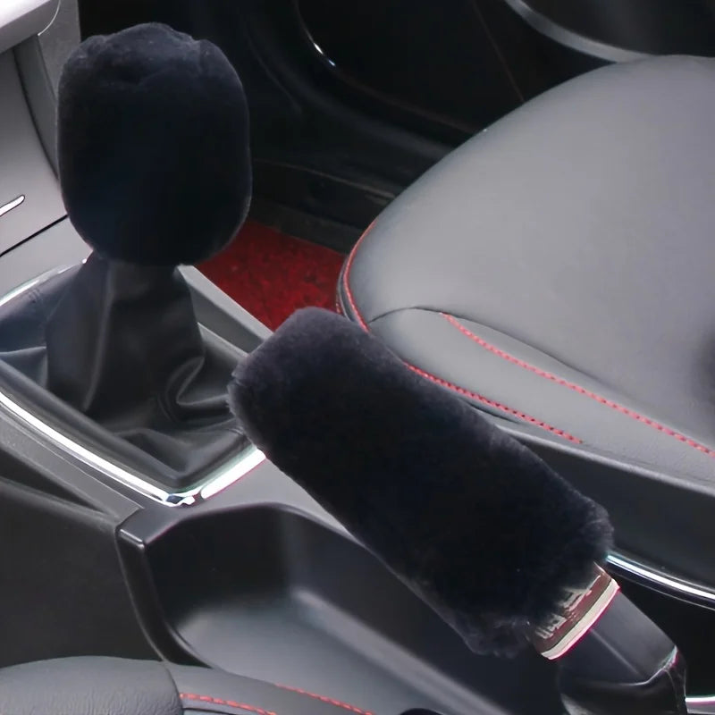 Gant de voiture d'hiver en peluche noire sur un siège de voiture sombre.