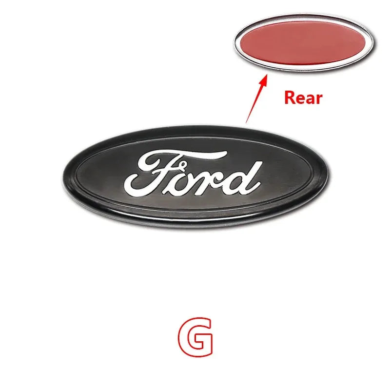 Schwarzer Ford-Emblem-Aufkleber mit roter Heckdetails neben dem Hauptlogo.