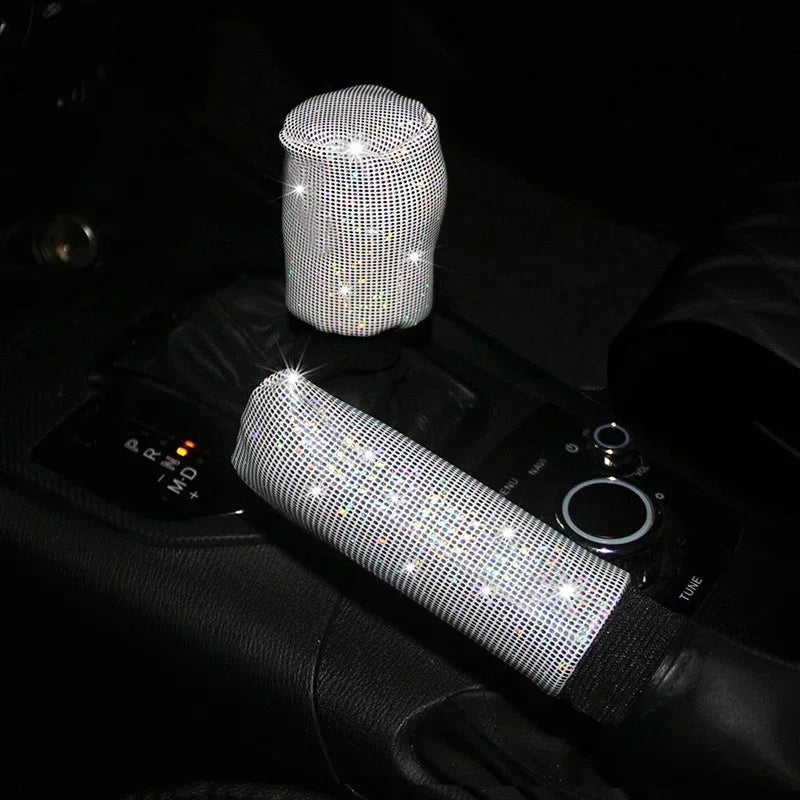 Nahaufnahme einer funkelnden Kristall-Diamant-Lenkradabdeckung auf einem Autoschaltfeld.