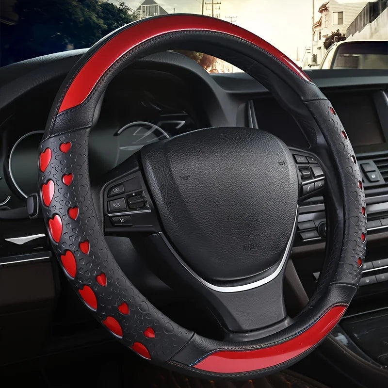 Volante negro envuelto en cuero PU rojo con un patrón de pequeños corazones rojos.