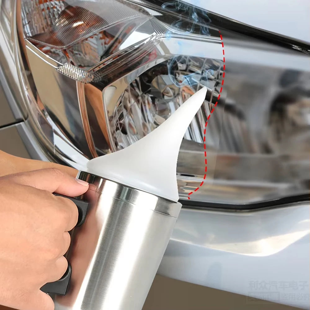 Eine Hand trägt ein weißes Restaurierungskit auf, um ein Auto-Scheinwerfer zu reinigen und wiederherzustellen.