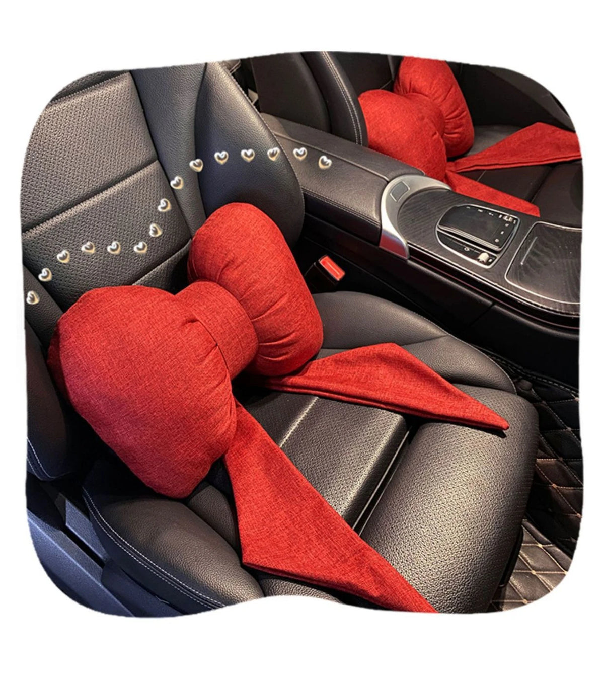 Un oreiller de cou rouge en forme de papillon est placé sur l'appui-tête noir d'une voiture pour le soutien.