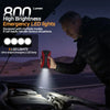 Un homme utilise une lampe LED de secours de 800 lumens pour éclairer le compartiment moteur d'une voiture.