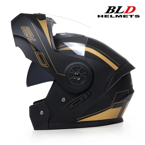 خوذة دراجة نارية سوداء بإكسسوارات ذهبية وواقي شفاف، تحمل شعار BLD HELMETS.